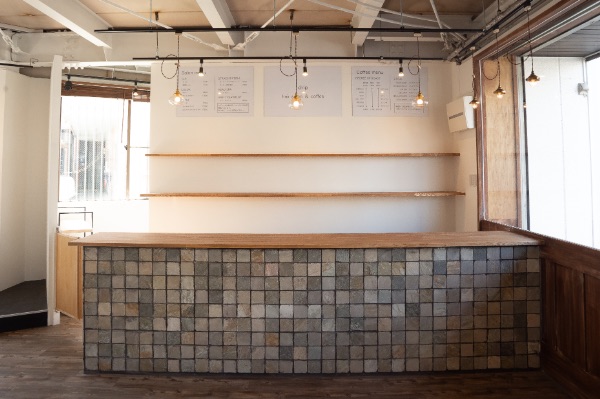 15坪の、タモの木目×タイルが美しい、1人美容室のレセプション