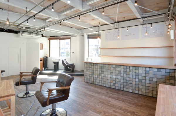 15坪の美容室内装事例_セット面2、シャンプー台1、レセプション1