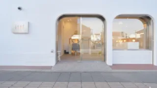 10坪美容室の外観。ステンレス看板とアーチエントランス